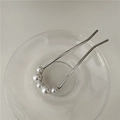 Forcina per capelli a U argento con cinque perle bianche su un vassoio di vetro - Stile Cinque Perle