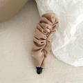 Detalle de elegante pinza de pelo banana de tela plisada con textura rica en tono marrón - Pinza Banana Tela Plisada Caqui / Caqui