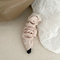 Primer plano de pinza banana de gasa plisada rosa claro sobre fondo beige elegante - Pinza Banana Tela Plisada Blanco Crema / Blanco Roto