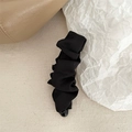 Detalle de pinza banana elegante de tela plisada negra para accesorios de pelo - Pinza Banana Tela Plisada Negro / Negro