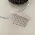 Detalle de peine para el cabello estilo coreano con textura de mármol y púas plateadas - Textura de nácar / Blanco AB