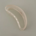 Dettaglio di un fermaglio per capelli a mezzaluna in resina rosa per acconciature eleganti - Rosa e Bianco