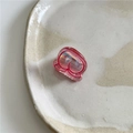 Detalle de una pinza para el cabello de cereza rosa en bandeja de cerámica - Melocotón Rosa