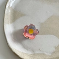Vue détaillée de la petite pince à cheveux fleurie en résine rose à effet dégradé - Fleur Rose