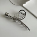 Eleganter silberner Rosen-Haarclip aus Metall mit gedrehtem Stiel-Design auf weißem Grund - Silberne Rose