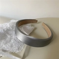 Diadema acolchada de satén gris plateado minimalista con forro antideslizante y textura - Gris