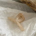 Detalle de una pinza para el pelo minimalista en crema translúcido con diseño cruzado - Champaña (Mini Cruz)