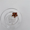 Mini amber bloem haarklem met groene strassteen en vintage goudkleurige afwerking - Bruine Bloem met Groene Strass