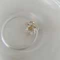 Mini haarclip in bloemvorm van hars met strass-steentjes en gouden detail - Transparante Bloem met Gouden Meeldraad