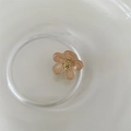 Mini roze bloem haarclip van hars met gouden kralen in een zoete minimalistische stijl - Champagne Bloem met Gouden Meeldraad