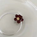 Mini koffiebloem haarklem met gouden pareldetail voor zijwaartse haarstyling accenten - Bruine Bloem met Gouden Meeldraad