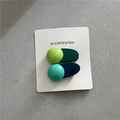 Détail de barrettes à cheveux géométriques en résine bleue et verte sur carte support - Bleu et Vert Rond