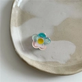 Mini pince à cheveux fleur irisée avec centre jaune sur un plat en céramique - Floral Bleu Blanc