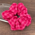 Détail d'un chouchou à carreaux rouge et rose montrant la texture du tissu - Grand Chouchou / Rose Grande Version
