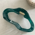 Dettaglio della molletta per capelli a nuvola verde scuro con molla in metallo oro - Nuvola Blu Pavone