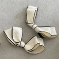 Détail de barrettes nœuds crème avec perles et liseré noir sur tissu satiné élégant - Nœud Blanc (G3.3)