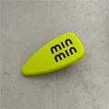 Neon-gelbe matte Haarspange mit min min Textaufdruck im modernen minimalistischen Stil - Wassertropfen Entenschnabel-Clip / Grüner MIN-Buchstabe