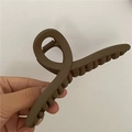 Pinza para el pelo grande marrón mate con diseño cruzado y acabado esmerilado - Café oscuro