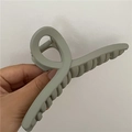 Pinza para el pelo grande verde frijol mate con diseño cruzado para cabello - Gris claro