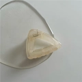 Pinza per capelli a triangolo in resina beige crema su un piatto trasparente - Triangolo Cavo / Rosa
