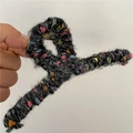 Pinza per capelli invernale in lana nera con dettagli in maglia colorati e screziati - Nero Grande