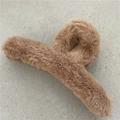 Pinza para el pelo de piel de conejo sintética marrón cálido con suave diseño cruzado - Pinza de Cangrejo Cruzada / Marrón