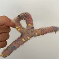 Pinza per capelli in lana marrone con pompon colorati per acconciature eleganti - Caffè Chiaro Grande