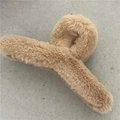 Grande pince à cheveux en fausse fourrure de lapin kaki avec design croisé pour l'automne - Pince Crabe Croisée / Kaki