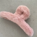 Pince à cheveux croisée en fausse fourrure de lapin rose pâle pour coiffure d'hiver - Pince Crabe Croisée / Rose Violet