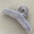Pince à cheveux en peluche gris clair fausse fourrure de lapin pour coiffures d'automne - Pince Crabe Croisée / Gris clair