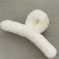 Pince à cheveux croisée en fausse fourrure de lapin blanc crème pour styles d'automne - Pince Crabe Croisée / Blanc Cassé