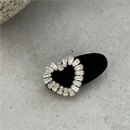 Barrette coeur dorée élégante avec zircons sertis sur un support en velours noir - Coeur Noir