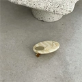 Pasador de pelo ovalado vintage con textura de mármol crema y emblema metálico - Grande (Aprox 4x2.3cm) / Beige Grande (Etiqueta Dorada)