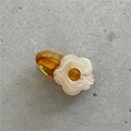 Dettaglio di un fermaglio per capelli a fiore con base in resina ambrata e petali - Fiore Beige Tè Trasparente