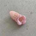 Vista dettagliata di un fermaglio per capelli a fiori rosa in resina marmorizzata - Fiore Rosa