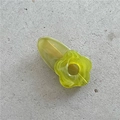 Dettaglio del fermaglio per capelli a fiore con trama in resina marmorizzata gialla e verde - Fiore Verde