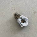Dettaglio del fermaglio per capelli a fiore con motivi marmorizzati in bianco e nero - Fiore Bianco e Nero Inchiostro