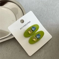 Détail de barrettes vertes ovales avec cœur bleu et strass rectangulaires jaunes - Paire Verte