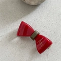 Detalle de horquilla con lazo rojo, letras doradas y nudo central en verde - Rojo