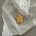 Gros plan d'une pince à cheveux ours avec cœur jaune et texture en résine marbrée - Ours (Beige-Cœur Jaune) / Beige