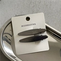 Detail von blattförmigen Haarspangen aus gebürstetem Metall in Dunkelgrau auf Karte - Waffenschwarze Clips Set