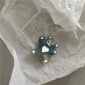 Détail d'une pince à cheveux ours en acétate bleu et marron sur papier de soie blanc - Ours (Bleu Transparent) / Bleu transparent