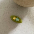 Détail d'une pince à cheveux vert avocat avec strass jaune carré et bleu en forme de cœur - Vert Haricot (Pince Ovale Strass)