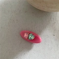 Détail d'une barrette en résine rose avec pierre rectangulaire violette et cœur bleu - Rose Rouge (Pince Ovale Strass)