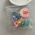 Detailansicht von 10er Set Macaron Blumen Mini-Haarklammern im Thank You Beutel - Cremige Drei Krallen