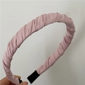 Vue détaillée d'un serre-tête en tissu plissé rose clair avec texture satinée et embouts - Plissé / Rose (J58-A47)