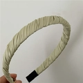 Détail de la texture du tissu plissé et des embouts confortables sur le serre-tête vert clair - Plissé / Vert (J58-A47)