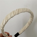 Vue détaillée du serre-tête plissé en tissu crème avec embouts noirs de protection - Plissé / Rice White (J58-A47)