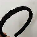 Gros plan d'un serre-tête en tissu plissé noir montrant la texture satinée et les plis - Plissé / Noir (J58-A47)