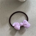 Lavendel Haargummi mit Schleife in Gelee-Optik und dunklem Gummiband auf Stein - Lackiertes Violett